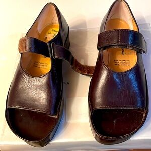 Vintage Robert Clergerie brown ope toe shoe
